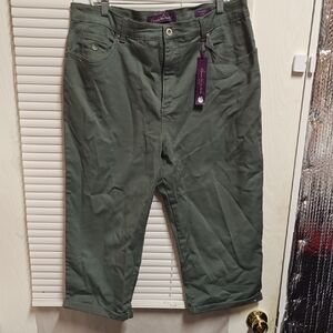 Gloria Vanderbilt Mid-Rise Amanda Capri Classic Fit